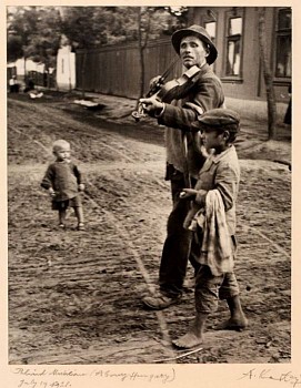 Andre Kertesz -&nbsp;Wandering Violinist, Abony, Hungary
